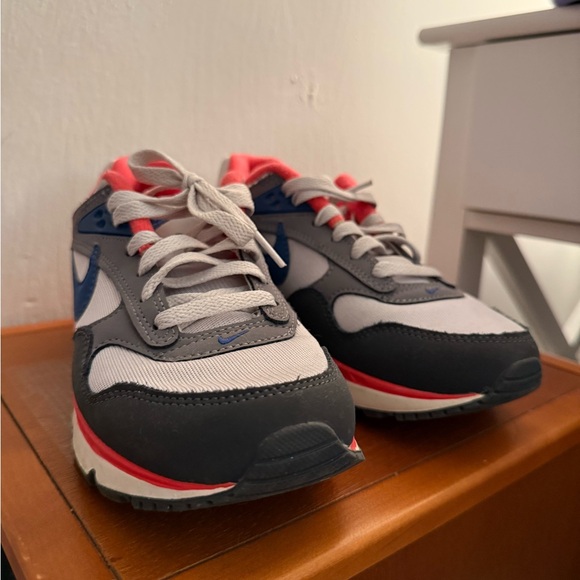 Nike shoe - Picture 4 of 5